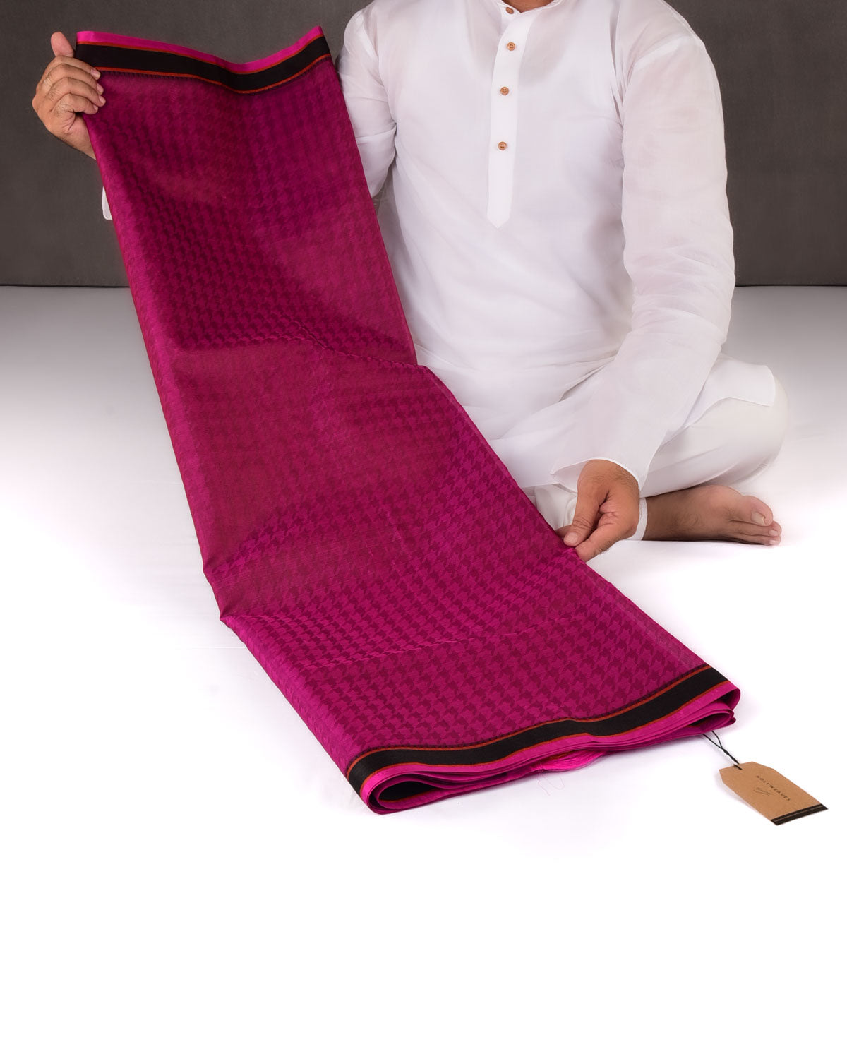Shot Magenta Banarasi Watermark Houndstooth Tanchoi Handwoven Kora Silk Saree with Black Border Pallu-HolyWeaves