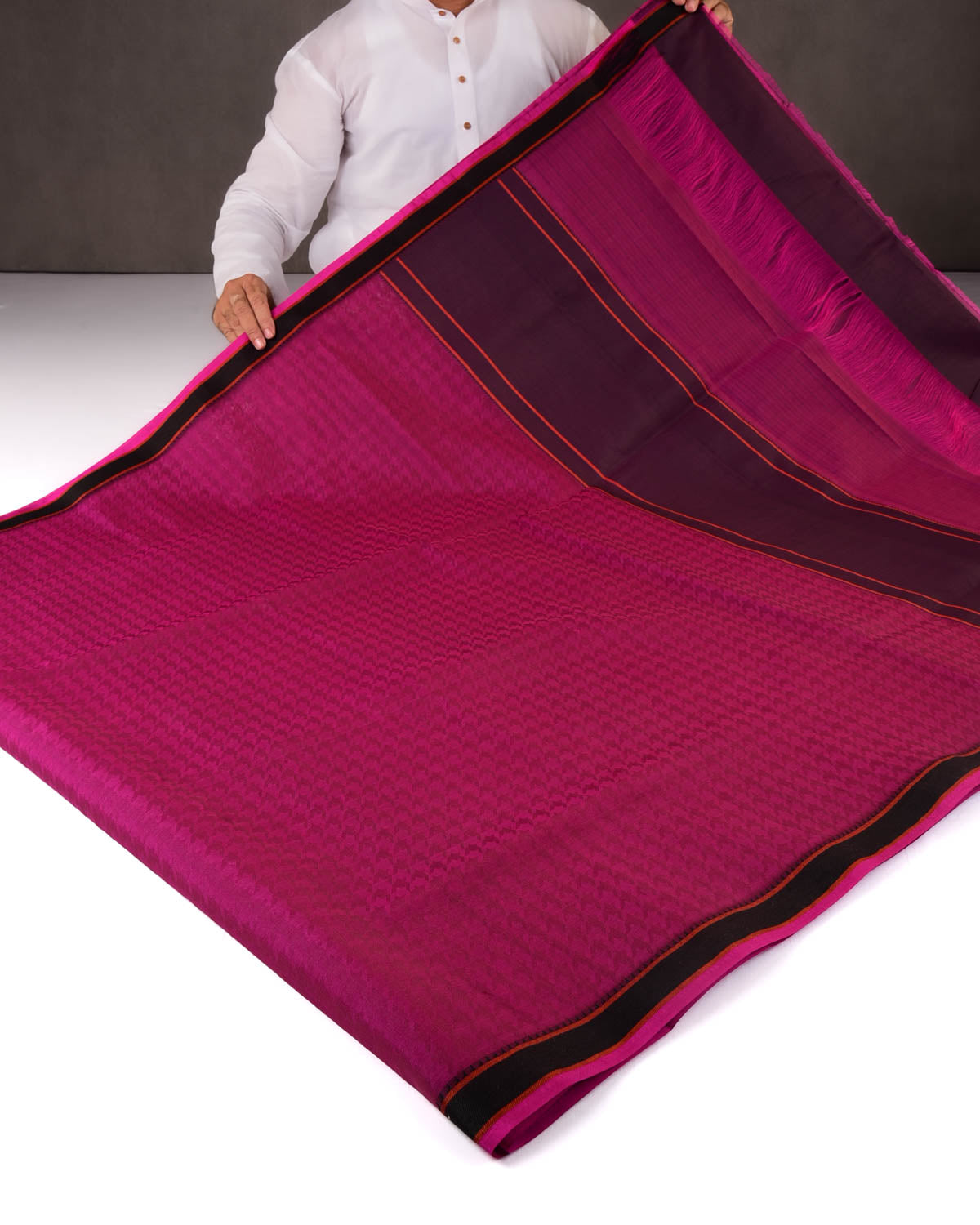 Shot Magenta Banarasi Watermark Houndstooth Tanchoi Handwoven Kora Silk Saree with Black Border Pallu-HolyWeaves