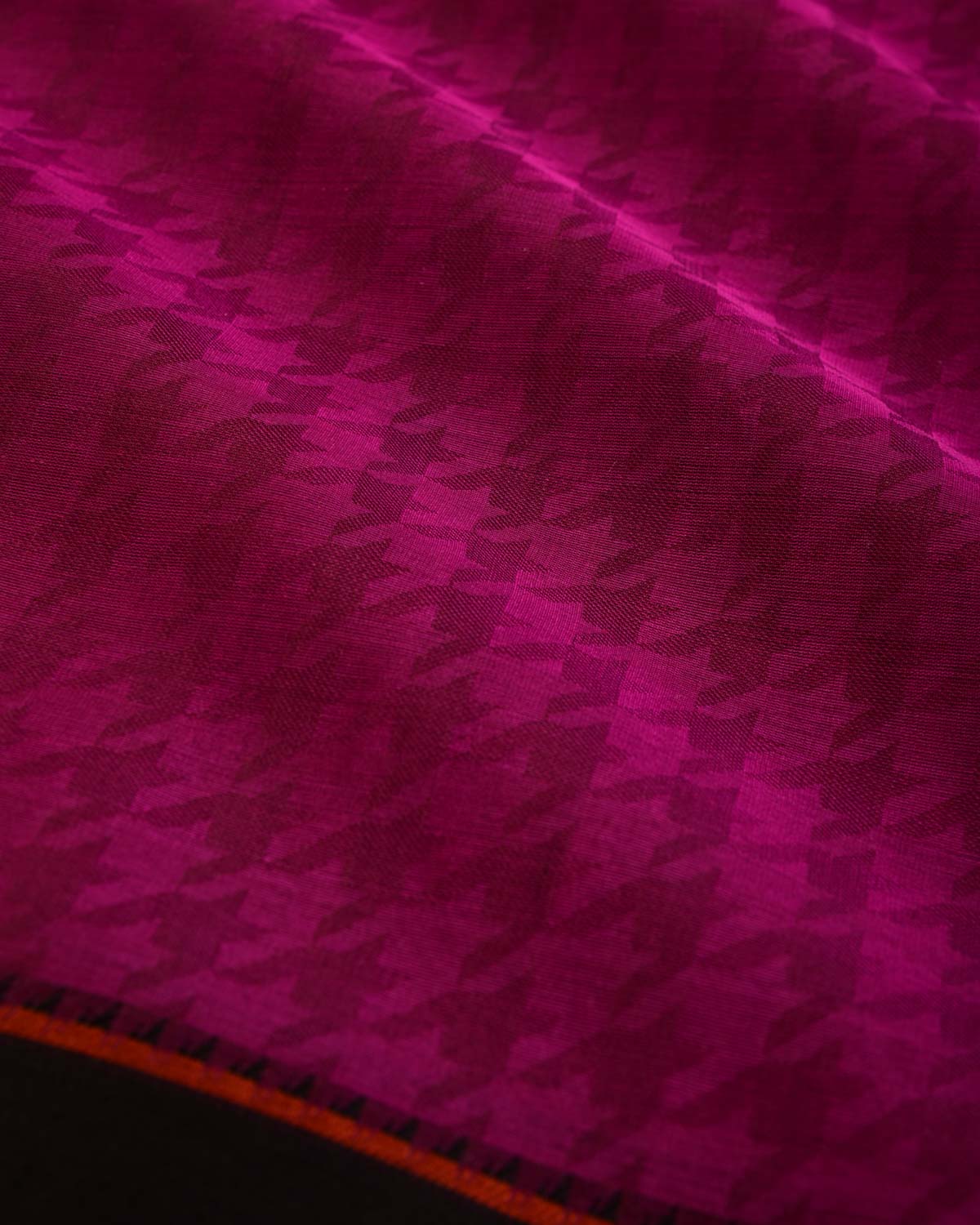 Shot Magenta Banarasi Watermark Houndstooth Tanchoi Handwoven Kora Silk Saree with Black Border Pallu-HolyWeaves