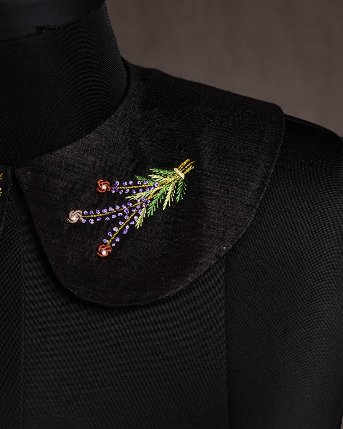 Black Beaded Flowers Hand-embroidered Raw Silk Detachable Peter Pan Collar-HolyWeaves