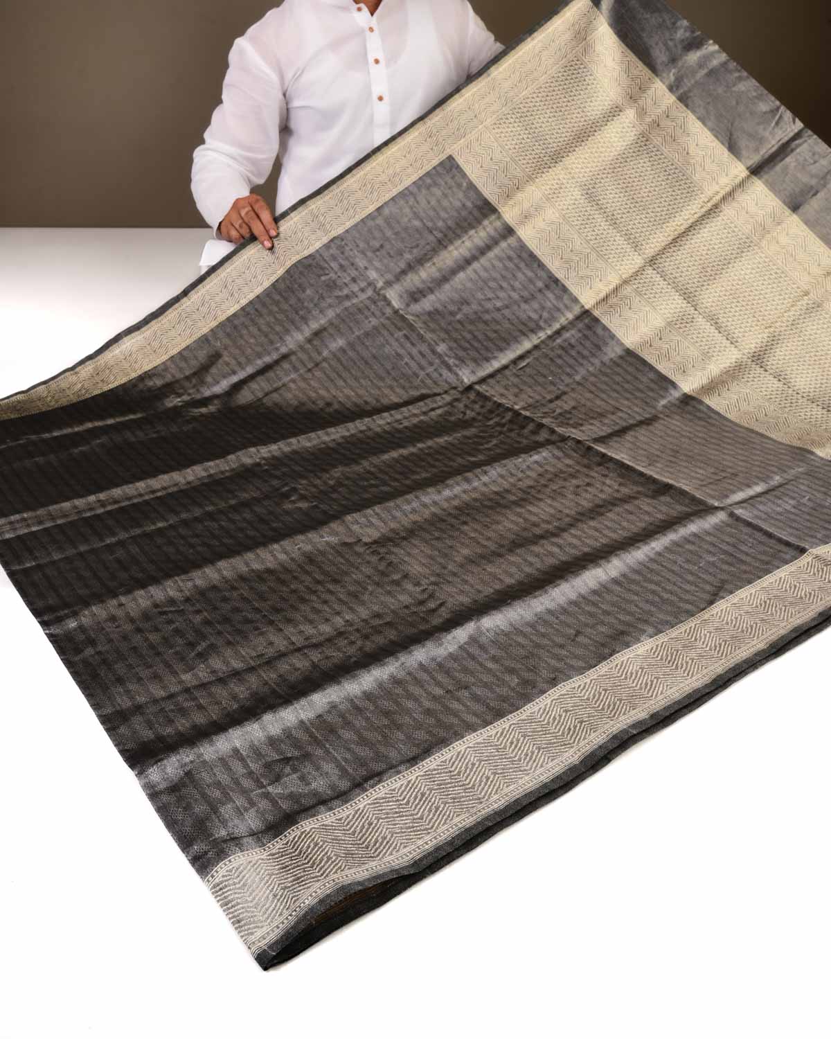 Metallic Gray Banarasi Tanchoi Kadhuan Brocade Handwoven Kora Tissue Saree-HolyWeaves