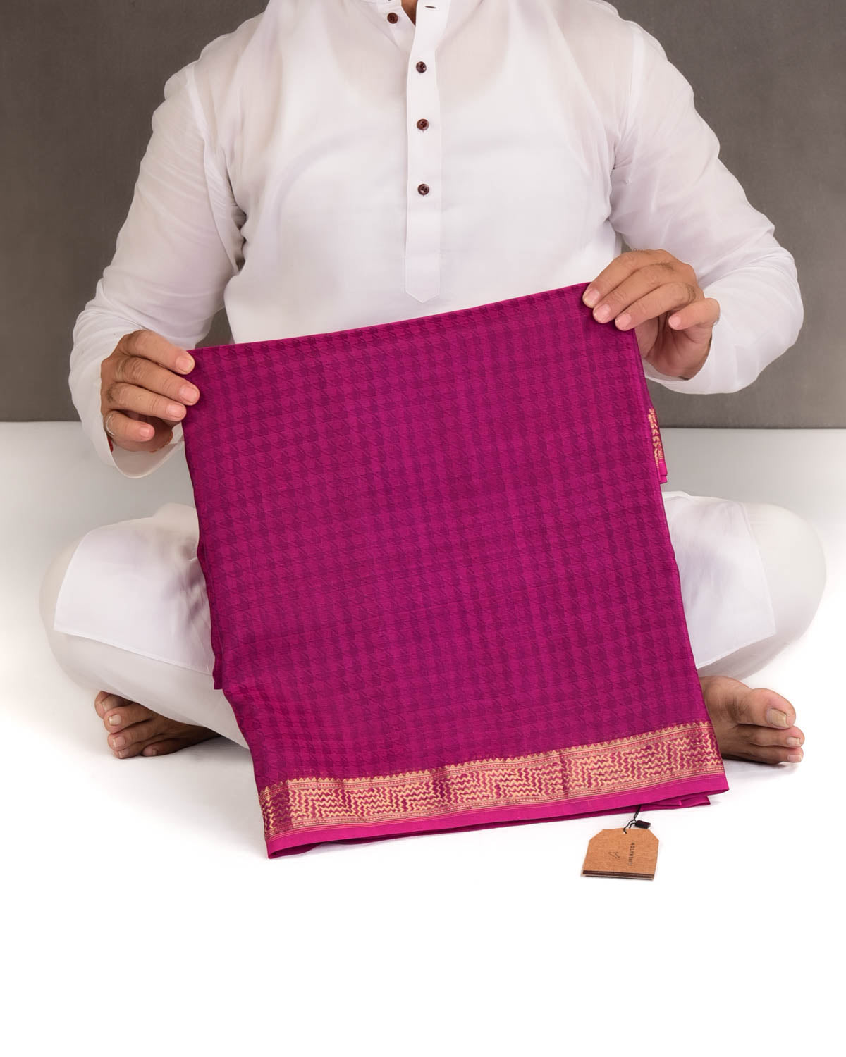 Magenta Watermark Houndstooth Tanchoi Handwoven Kora Silk Banarasi Saree-HolyWeaves