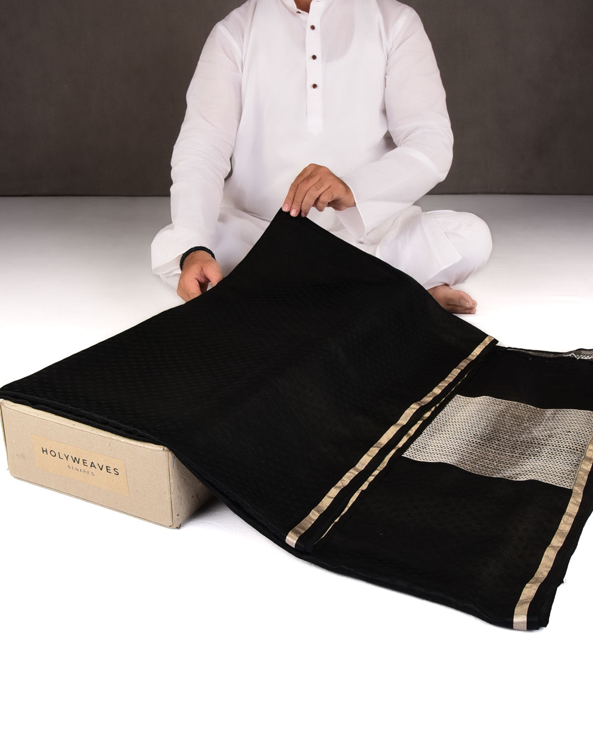 Black Houndstooth Satin Tanchoi Handwoven Katan Silk Banarasi Saree-HolyWeaves