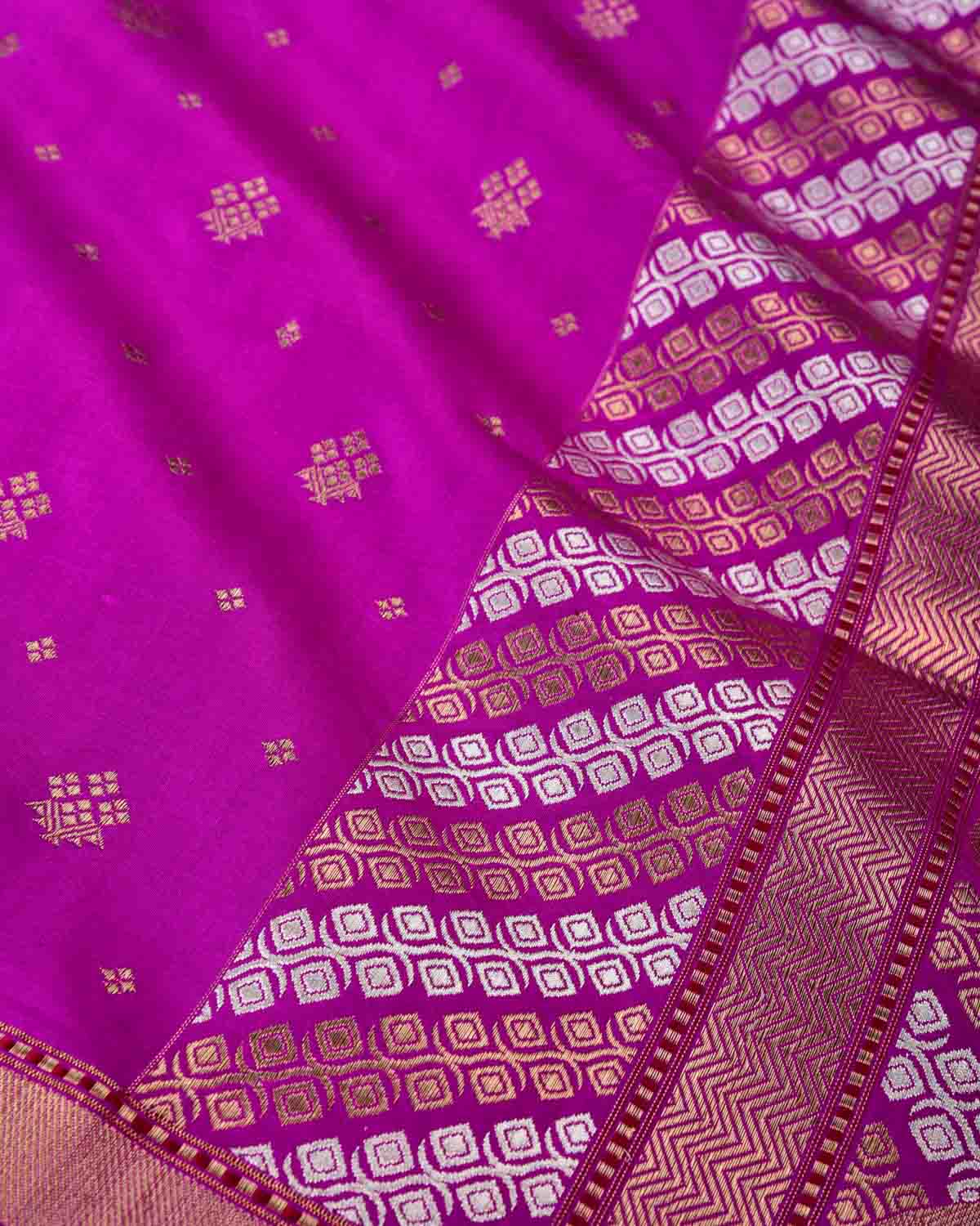 Magenta Banarasi Duet Buti Kadhuan Brocade Handwoven Katan Silk Saree-HolyWeaves