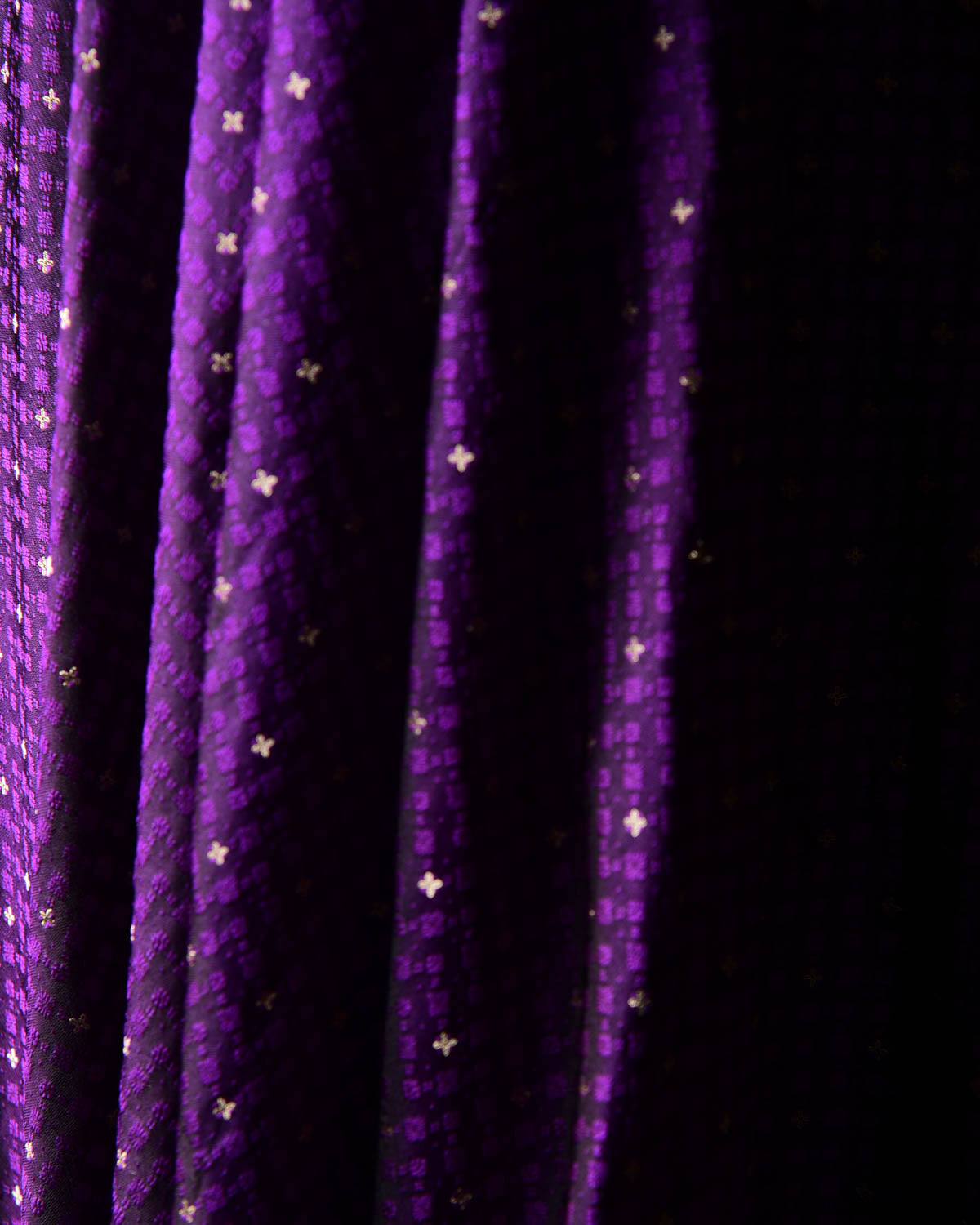 Purple Resham Buti Satin Tanchoi Brocade Handwoven Katan Silk Banarasi Fabric-HolyWeaves