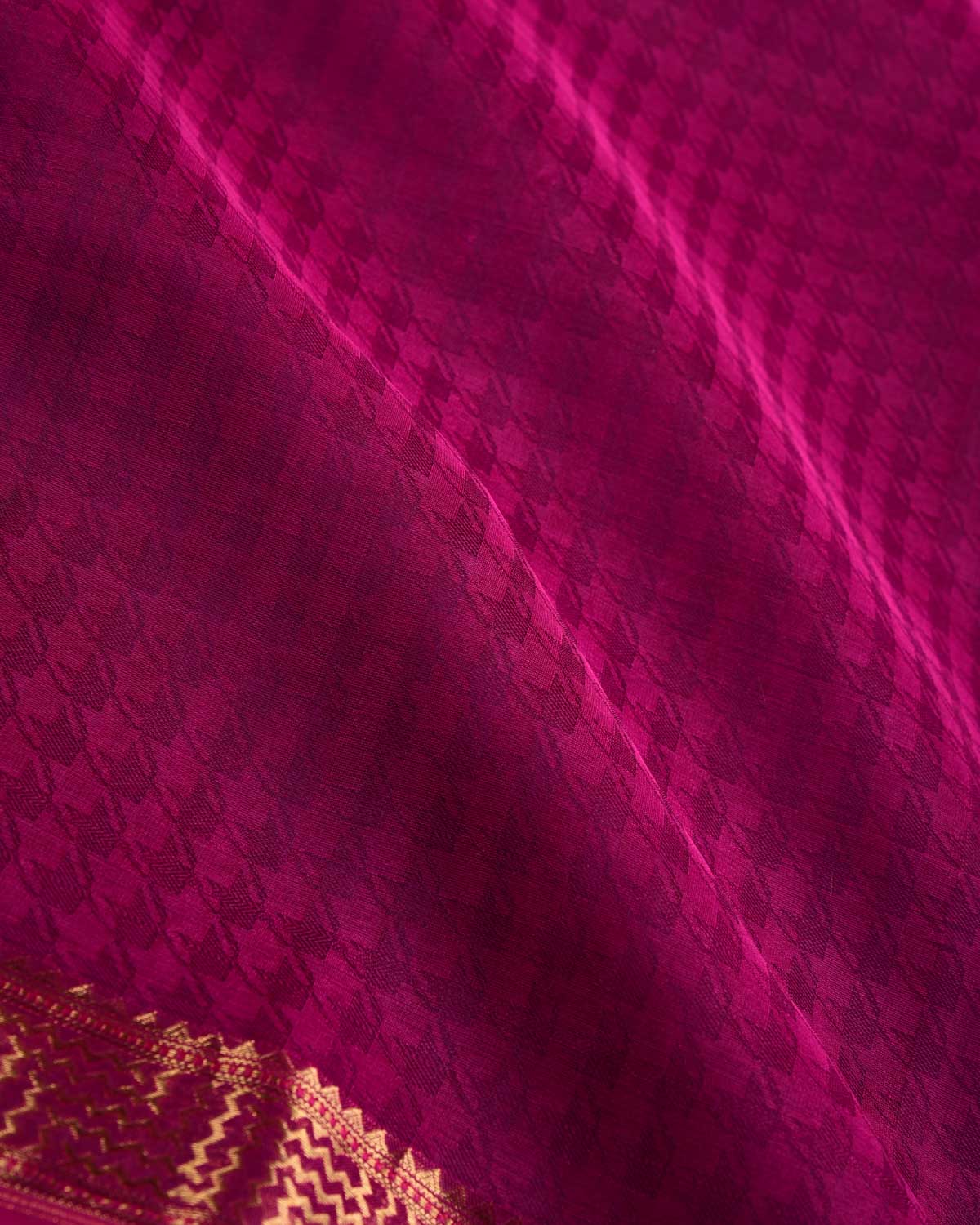 Magenta Watermark Houndstooth Tanchoi Handwoven Kora Silk Banarasi Saree-HolyWeaves
