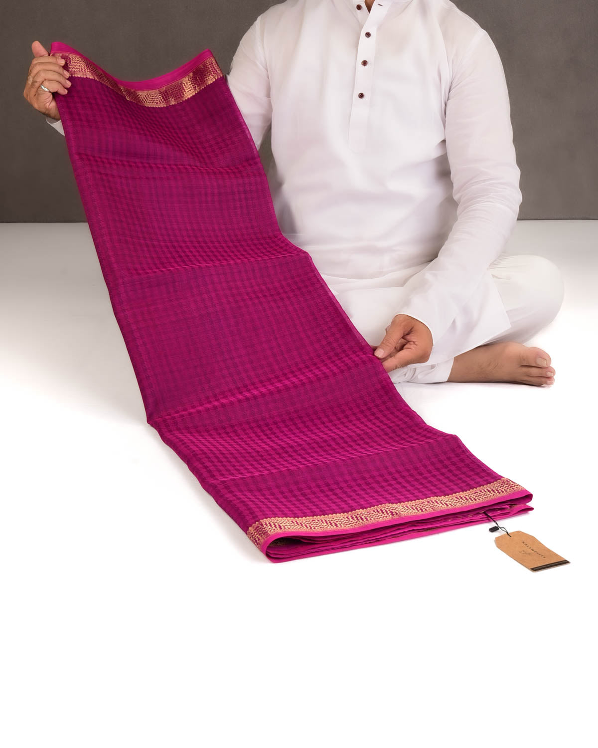 Magenta Watermark Houndstooth Tanchoi Handwoven Kora Silk Banarasi Saree-HolyWeaves