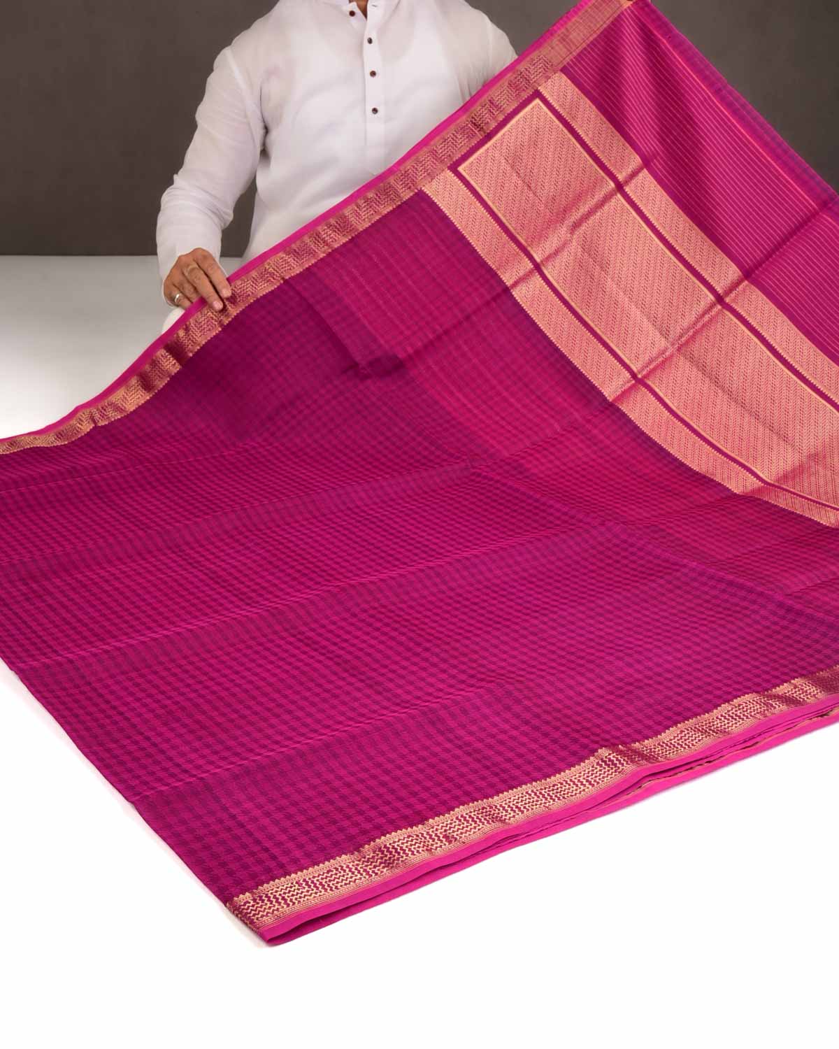 Magenta Watermark Houndstooth Tanchoi Handwoven Kora Silk Banarasi Saree-HolyWeaves