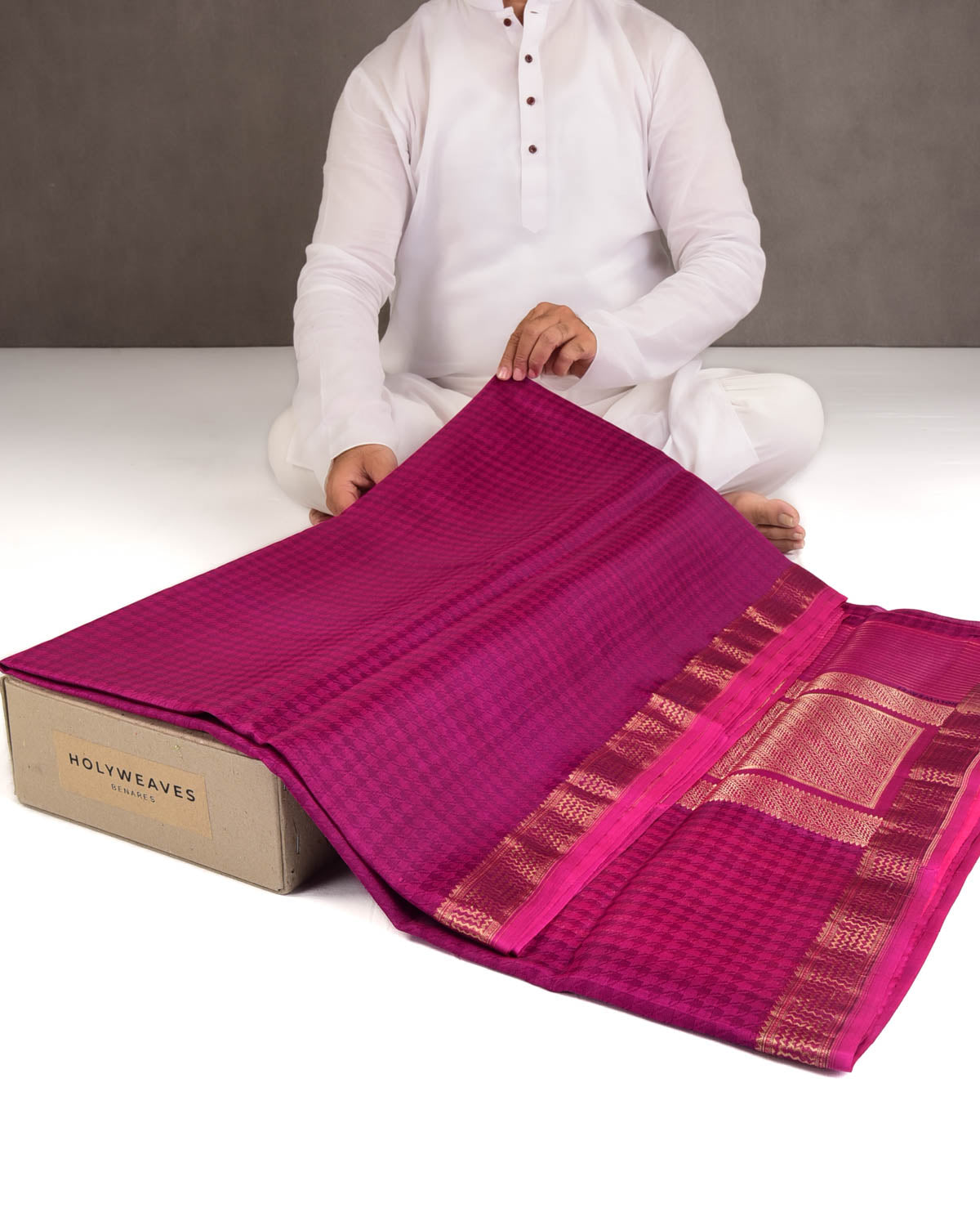 Magenta Watermark Houndstooth Tanchoi Handwoven Kora Silk Banarasi Saree-HolyWeaves