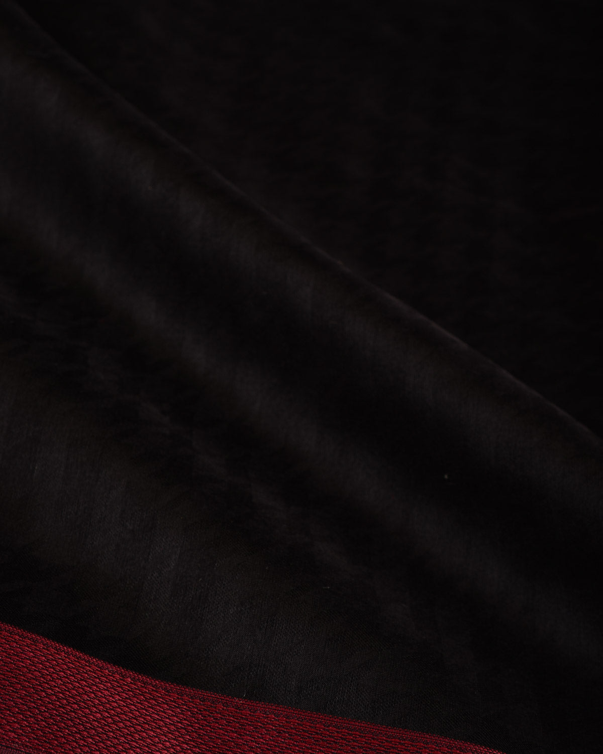 Black WATERMARK Houdstooth Handwoven Handwoven Kora Silk Banarasi Saree-HolyWeaves