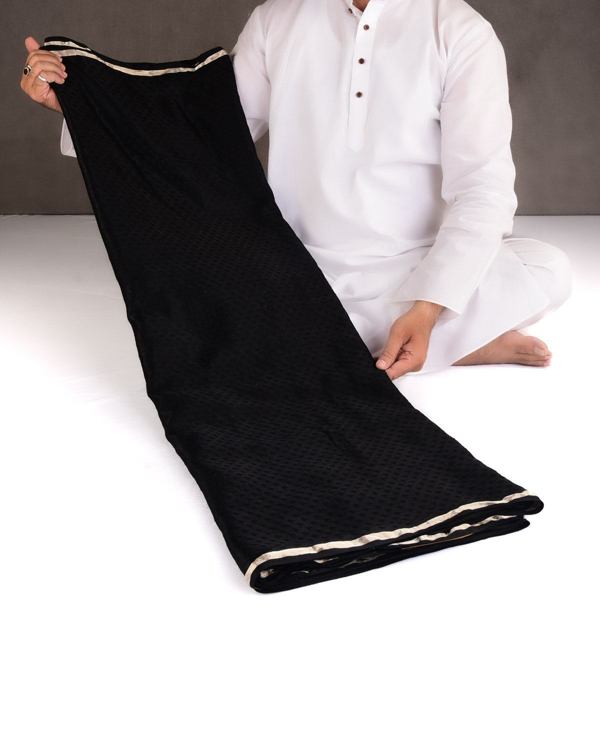 Black Houndstooth Satin Tanchoi Handwoven Katan Silk Banarasi Saree-HolyWeaves