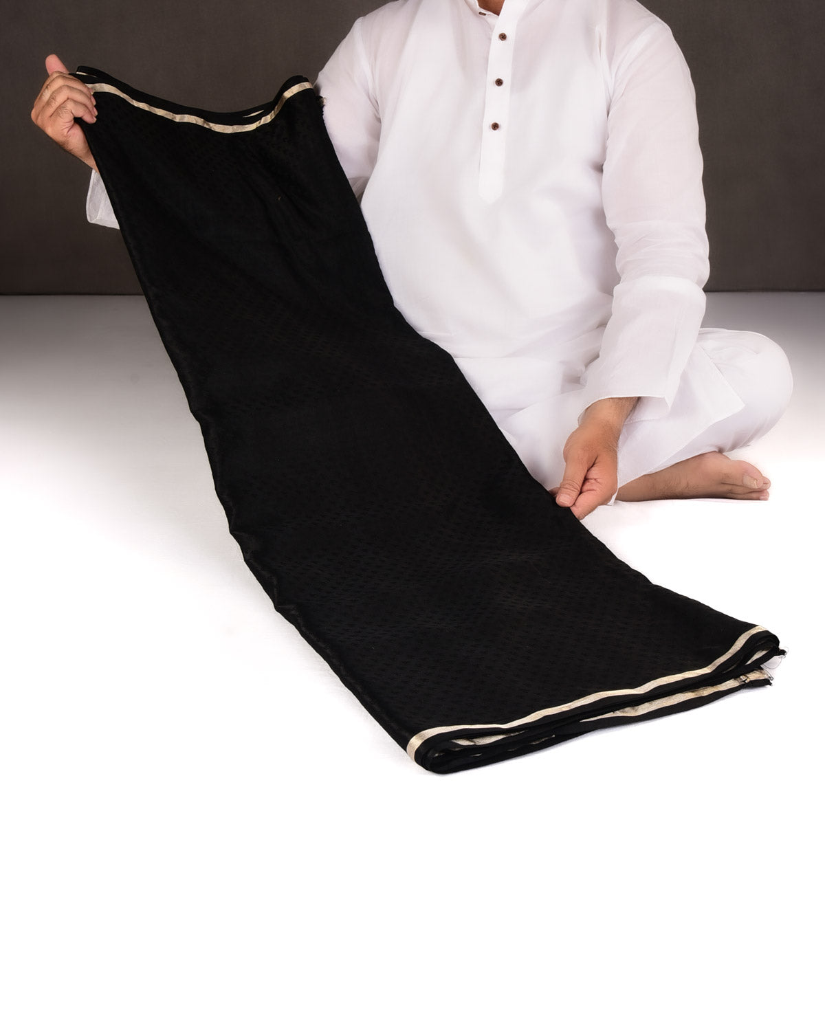 Black Houndstooth Satin Tanchoi Handwoven Katan Silk Banarasi Saree-HolyWeaves