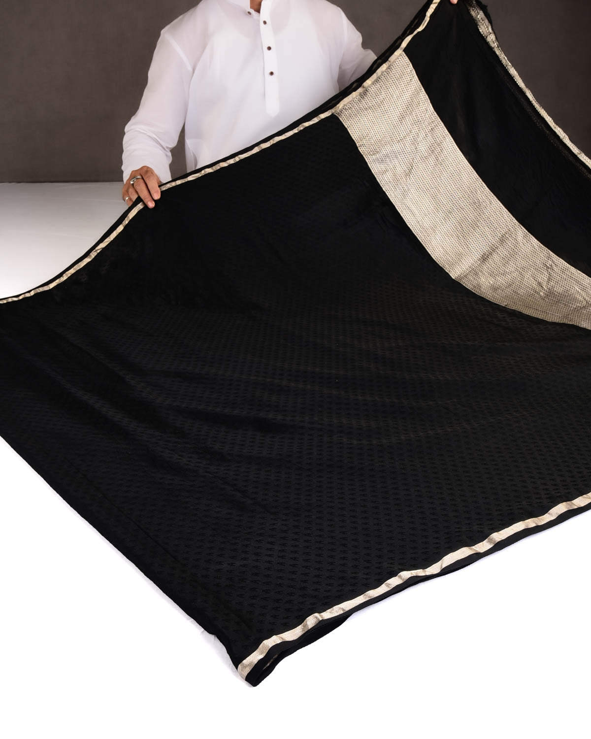 Black Houndstooth Satin Tanchoi Handwoven Katan Silk Banarasi Saree-HolyWeaves