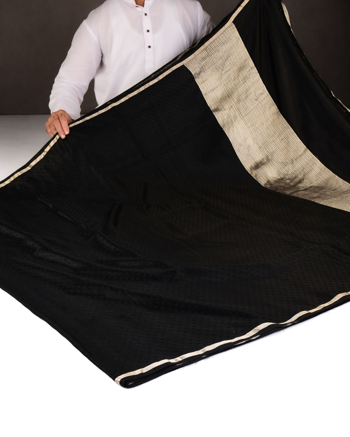 Black Houndstooth Satin Tanchoi Handwoven Katan Silk Banarasi Saree-HolyWeaves